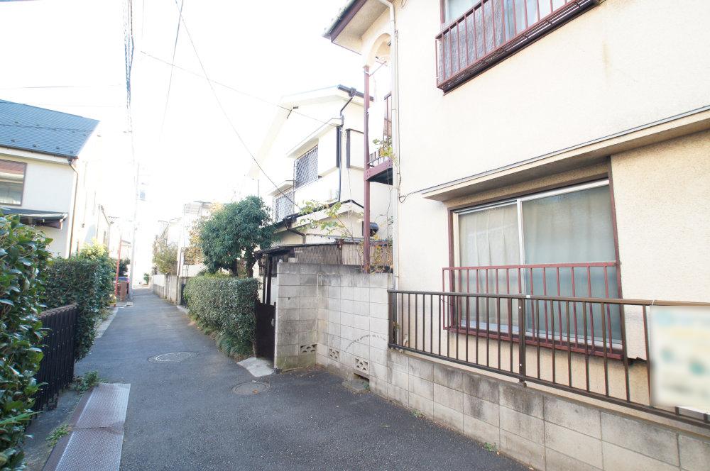 Local photos, including front road. I do not feel cramped feeling of shaping land. 