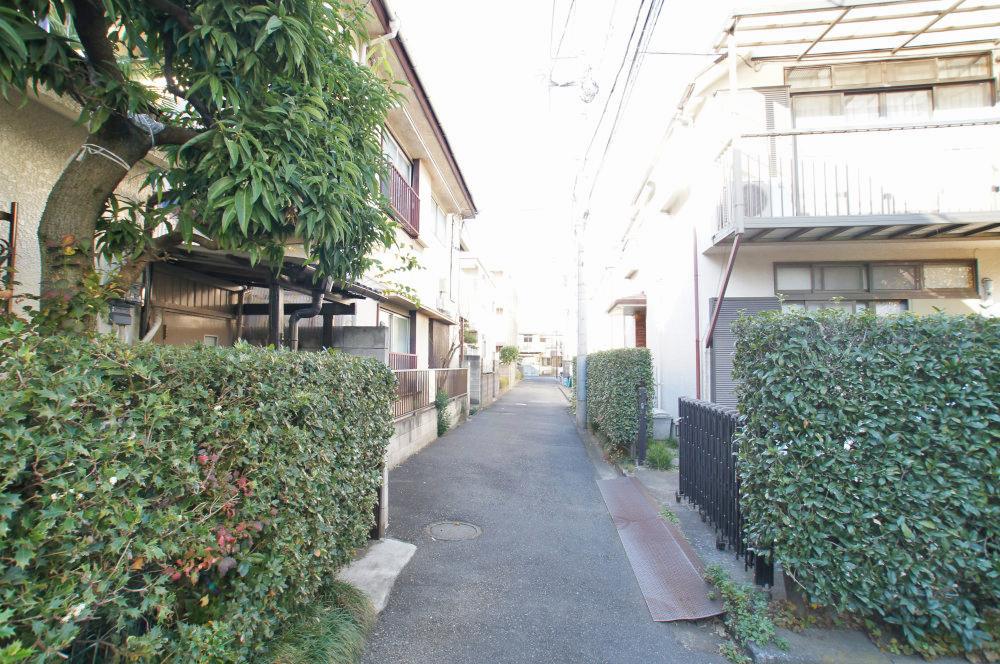 Local photos, including front road. Traffic volume has become the way that was refreshing and also has become a little quiet residential area. 