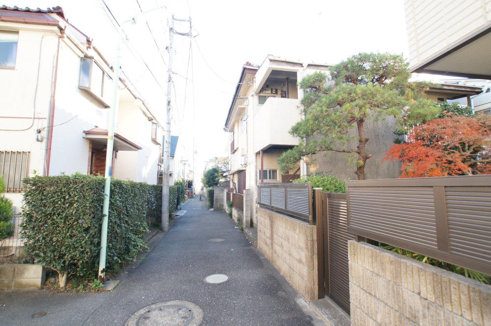 Local photos, including front road. There can be building a beautiful building has become a beautiful earth type. 