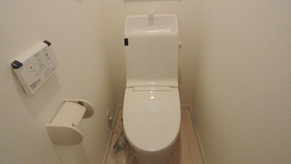 Toilet. Indoor (06 May 2013) Shooting