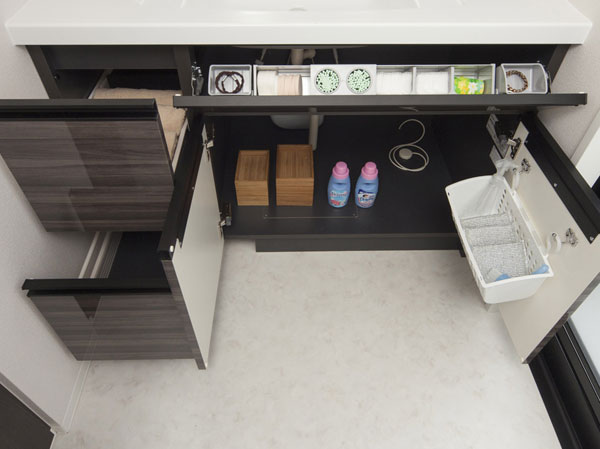 Bathing-wash room.  [Soft closing function with storage] To slide storage cabinet, In consideration to the finger scissors, etc., Adopt a soft-closing feature that slowly closes.