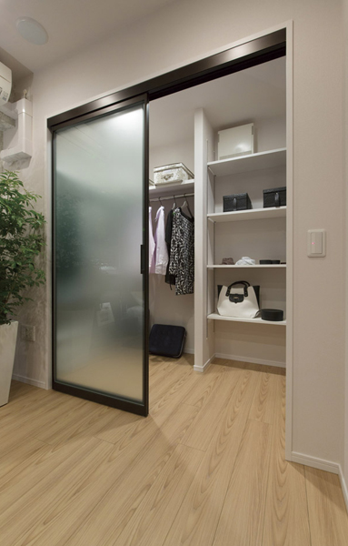 Room and equipment. In addition to the walk-in closet installation of the plan, Walk-through closet that can be out things from two places of the room and the hallway Ya, There is also a plan that employs a shoe closet, Also it provides devised to clean and use a room. (Walk-through closet)