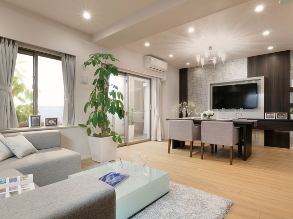 Room and equipment. Living to enjoy the relaxation of time ・ Dining is installed floor heating in all types along with the sense of openness. The living room is also space production that was to cherish the comfort has been decorated. Also storage space is also abundantly installed in each type, You can effectively take advantage of the room. (living ・ dining) ※ Indoor photo two points model room C1 type design change plan / Pay ・ Application deadline Yes