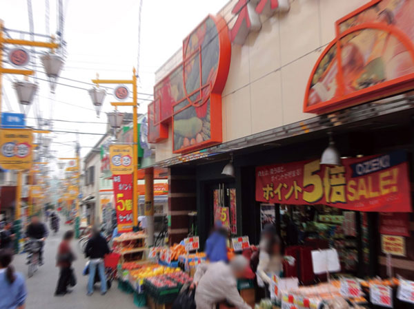 Surrounding environment. Every day of life is east Koenji Station street mall (smiling load), etc., Convenient shopping street in the east Koenji Station area. Every day is shopping district crowded with many shoppers, A good voice high-spirited to hear from here and there, Alone seems out healthy walk. Super, which is open until midnight (Maruetsu / About 270m) is also convenient.