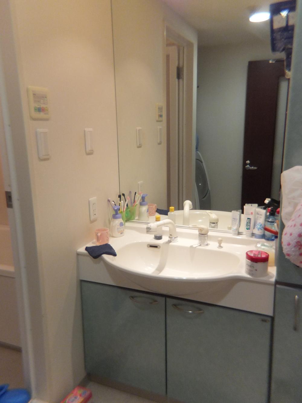 Wash basin, toilet. Indoor (12 May 2013) Shooting