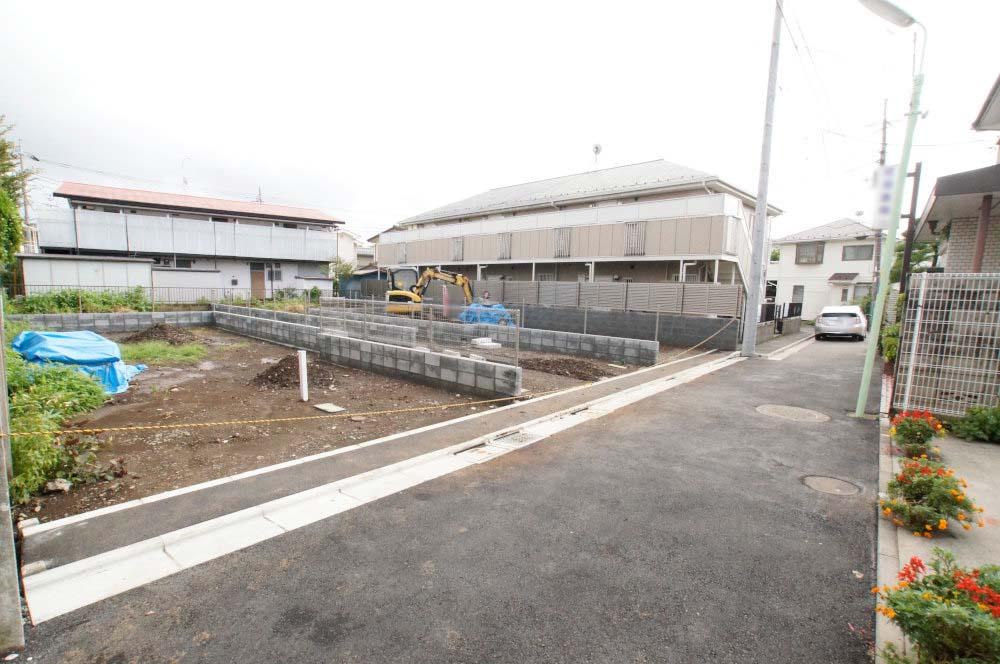 Local photos, including front road. Uncluttered streets of impression