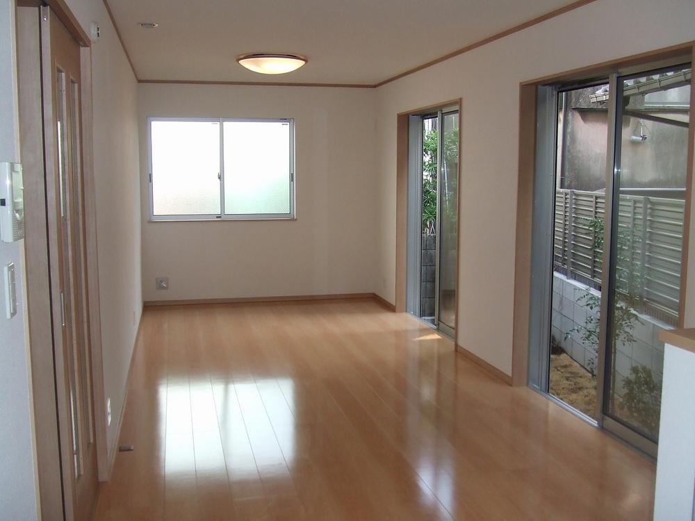 Same specifications photos (living). Seller construction cases _ living