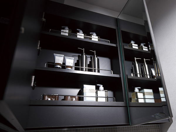 Bathing-wash room.  [Kagamiura storage with triple mirror] Offer a space to put a like basin accessories and cosmetics on the back side of the three-sided mirror. Finish in a neat space around counter.
