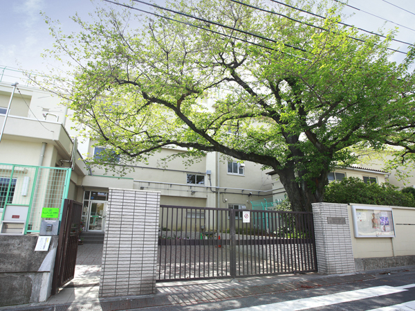 Surrounding environment. Municipal Higashihara junior high school (13 mins / About 980m)