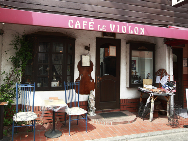 Surrounding environment. Vioron (walk 11 minutes / About 810m)