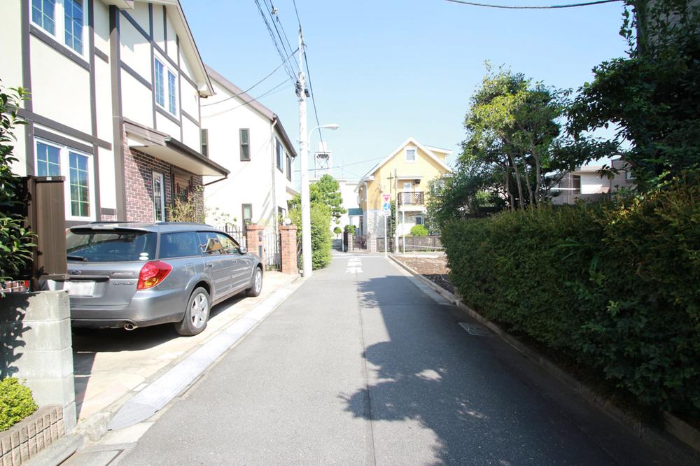 Local photos, including front road. All of the surrounding environment education institutions 500m within. There are also close to a big park.