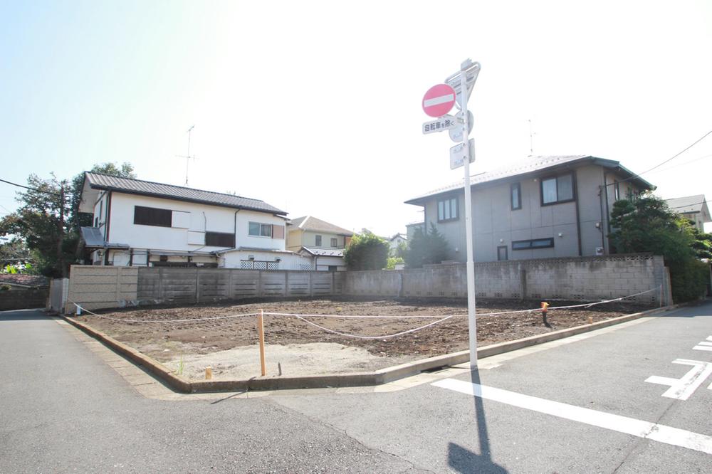 Local land photo. Land sale of the Suginami pines 2-chome. Since the building conditions is not attached, In your favorite House manufacturer, You can freely building. Green is rich in a quiet residential area. By all means please see once. We look forward to your inquiry.