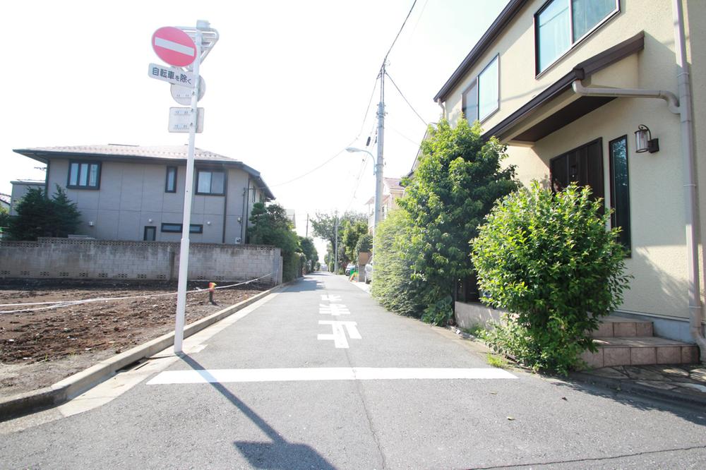 Local photos, including front road. Traffic volume is small, It is safe for small children.