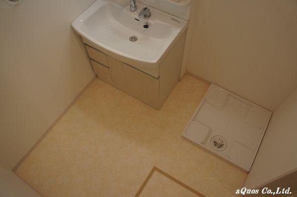 Wash basin, toilet. Indoor (12 May 2013) Shooting