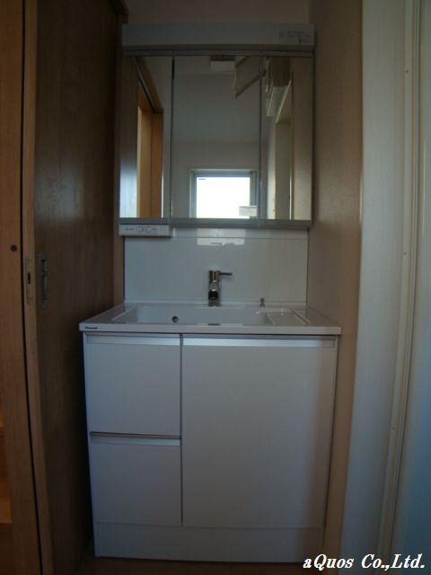 Wash basin, toilet. Indoor (10 May 2013) Shooting