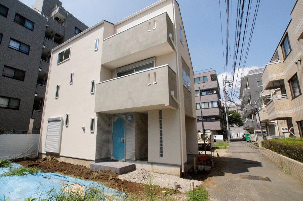 Local photos, including front road. Front road traffic also less, Small children is also safe.