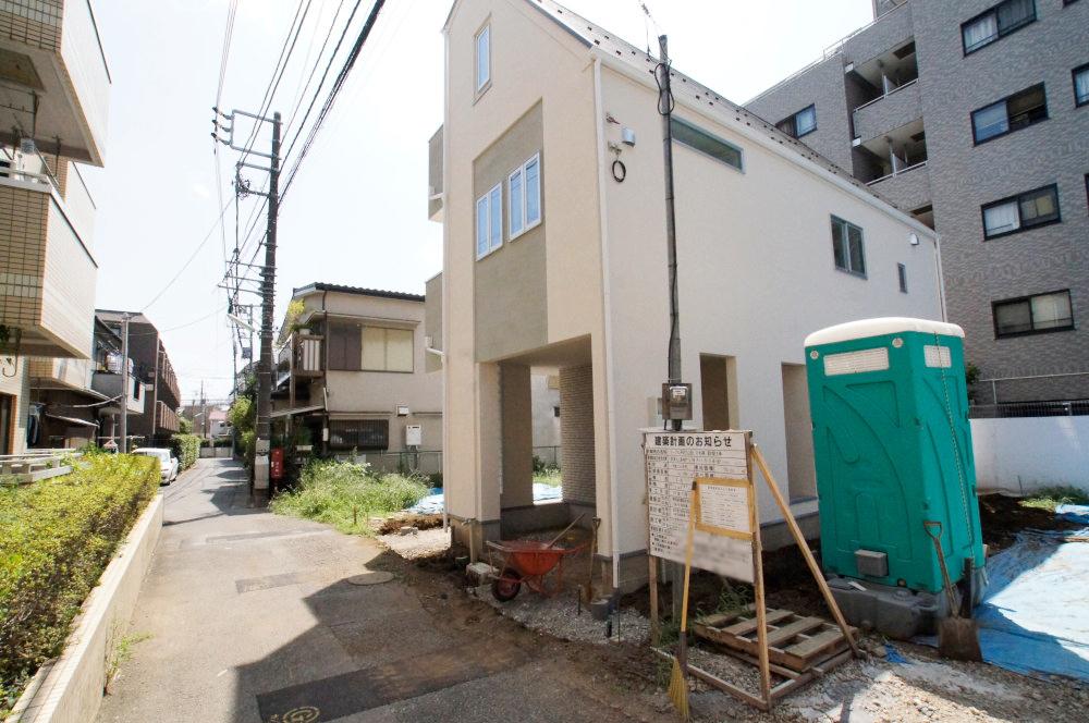 Local photos, including front road. After all, "station near" is attractive.