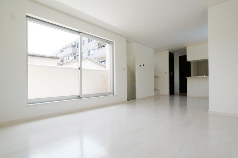 Living. South-facing that is living. Day is good.