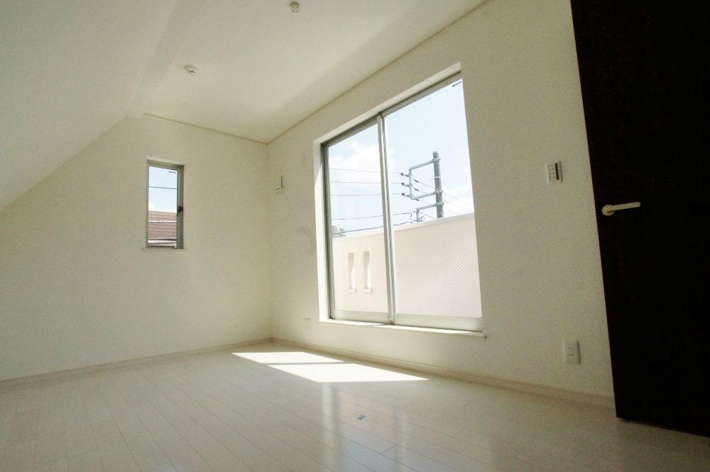 Non-living room. There will be a bright Western-style.