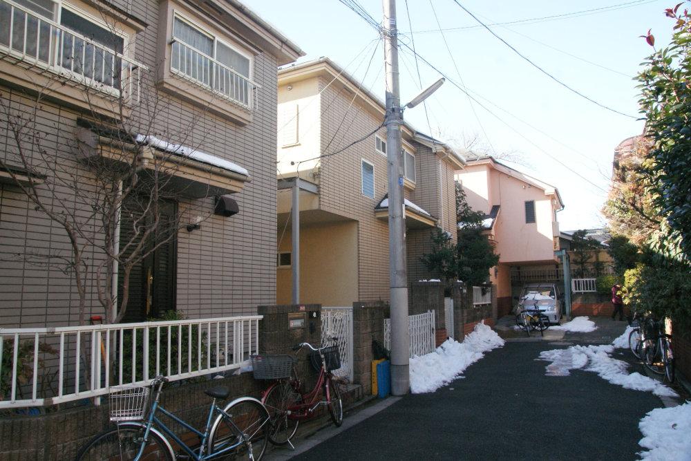 Local land photo. We are facing the spacious 4.5m road. 