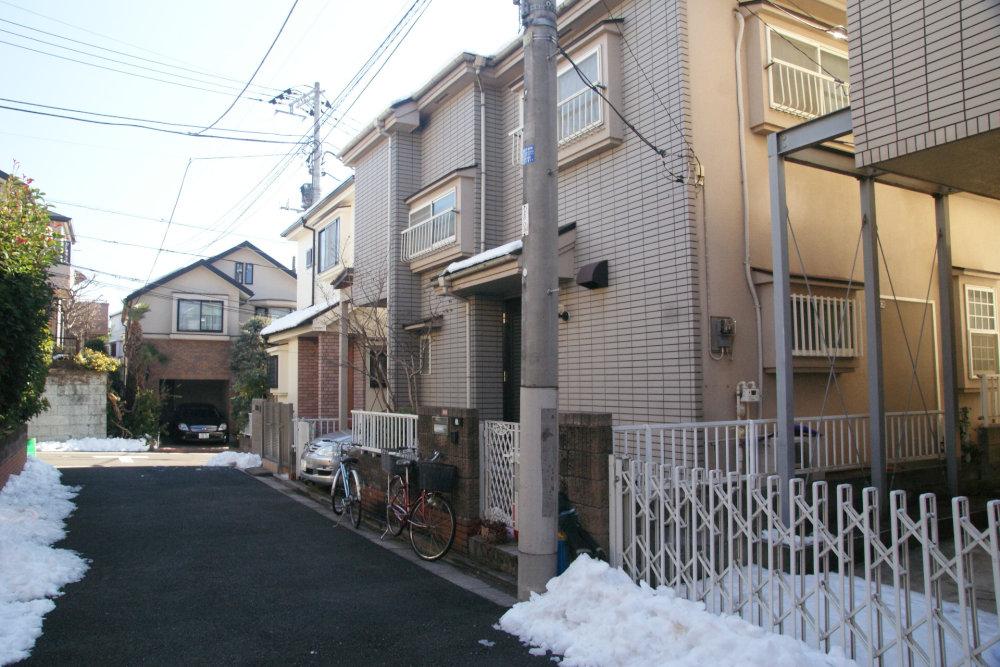 Local photos, including front road. Road that use only resident. 