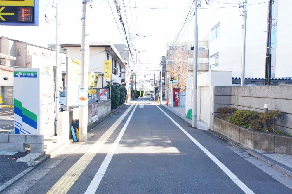 Local photos, including front road. Peripheral began to Ito-Yokado, Commercial facilities has been enhanced.