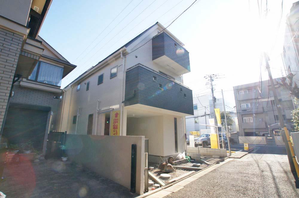 Local appearance photo. There are adjacent land passage to the south, Day is good.