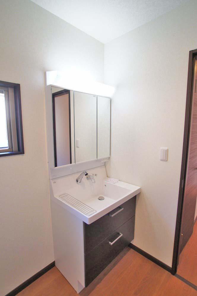 Wash basin, toilet. Shampoo dresser with three-sided mirror.