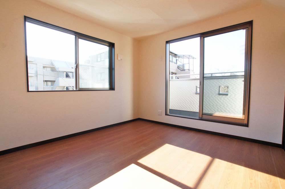 Non-living room. All room two-sided lighting. Bright room.