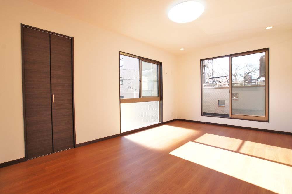 Living. Is a living room with storage.