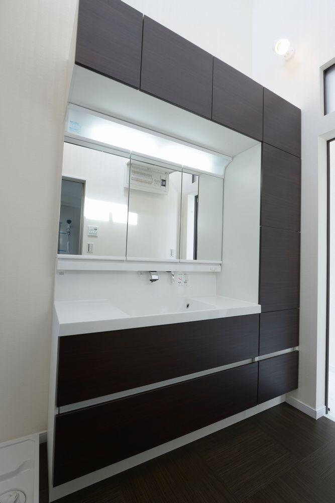 Wash basin, toilet. Example of construction