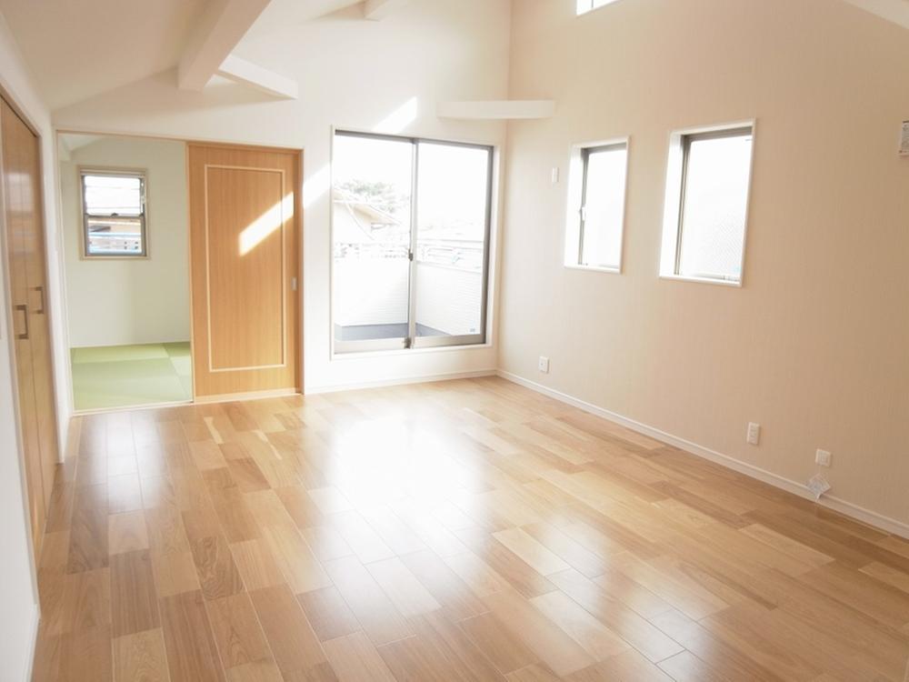 Living. South of bright and airy There are openings in the living room