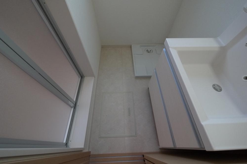 Wash basin, toilet. Indoor (12 May 2013) Shooting