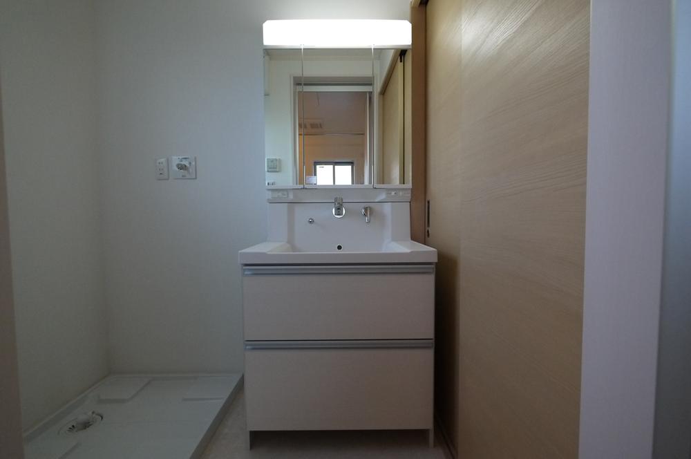 Wash basin, toilet. Indoor (12 May 2013) Shooting