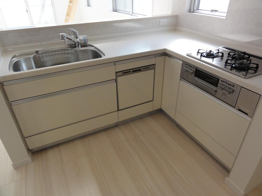 Kitchen. Easy-to-use L-shaped face-to-face kitchen