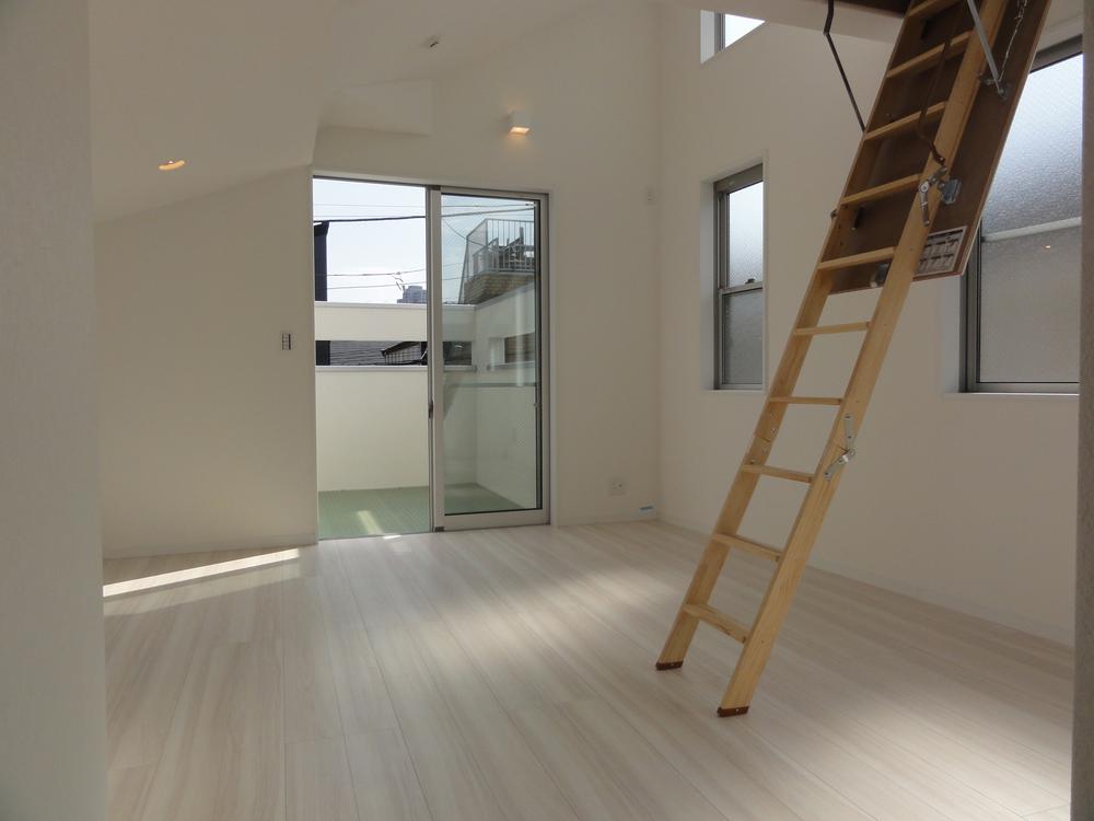 Living. Bright room with spacious balcony and gradient ceiling. 