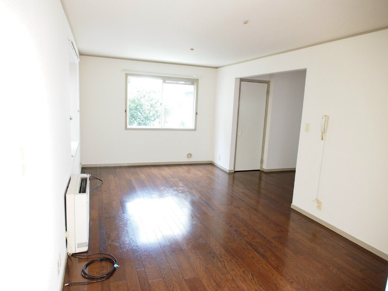 Living and room. LD open, two-sided lighting