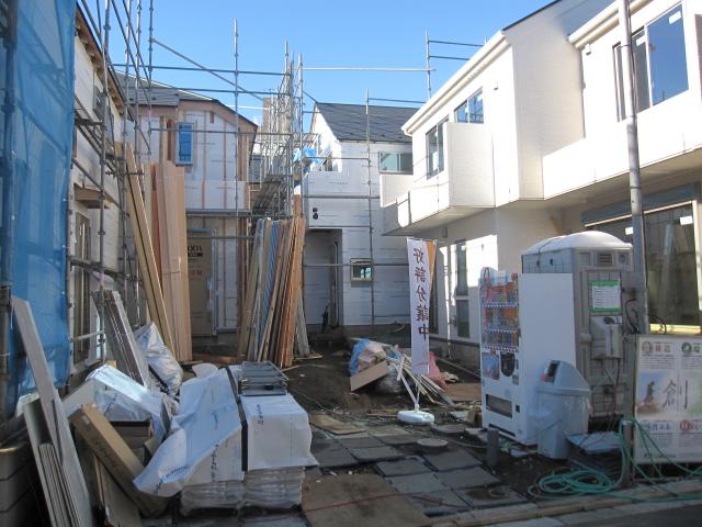 Local appearance photo. E Building south side adjacent land passage about 5m