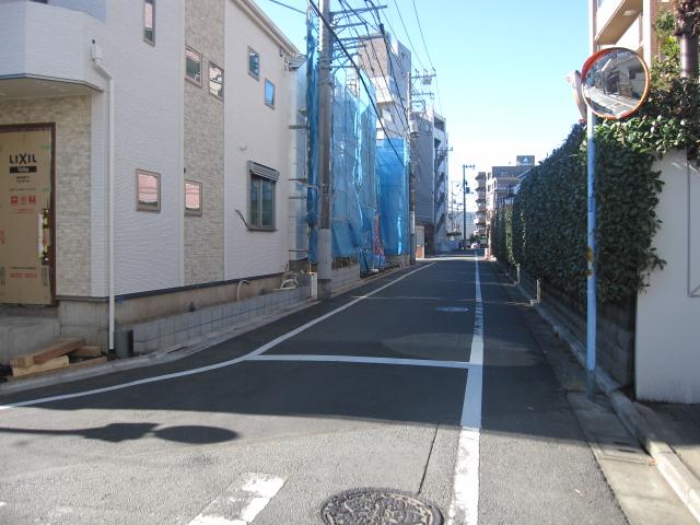 Local photos, including front road. North 5.4m road