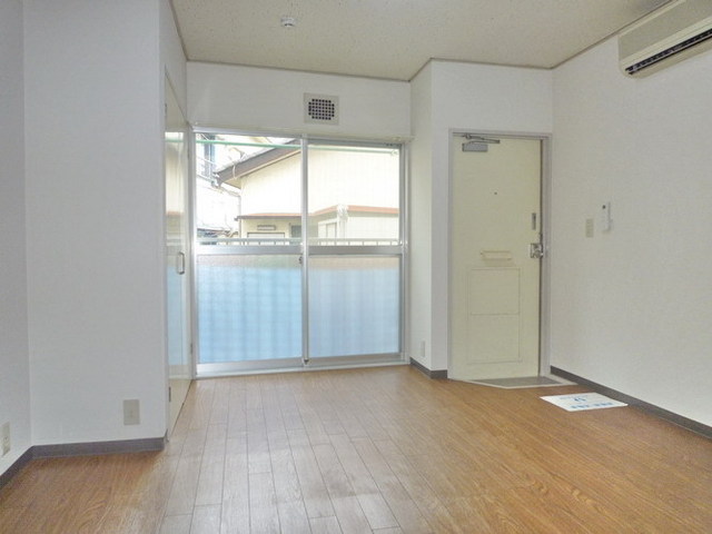 Other room space. Bright Western-style