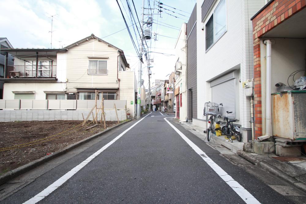 Local photos, including front road. It is a front road which was quite refreshing.