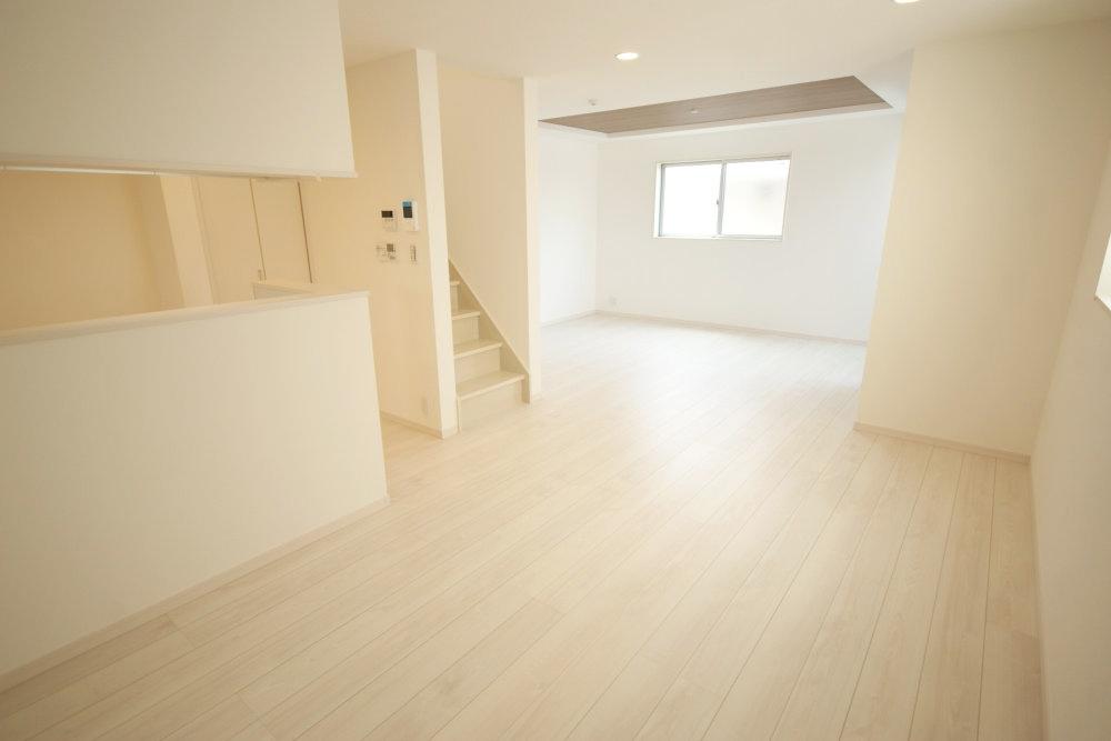 Same specifications photos (living). The living were installed floor heating. Winter will come in handy I'm sure (construction cases)