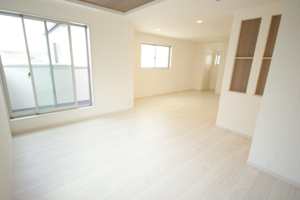 Same specifications photos (living). Family smile stands out because it is day can be secured on the south-facing. (Example of construction)