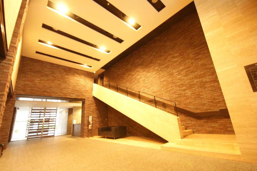 Entrance. Condominium Suginami Kugayama 1-chome "Dressel Kugayama". You can preview at any time since the current state vacant house. Inokashira is "Kugayama" Station 8-minute walk of the good location. By all means please see once.