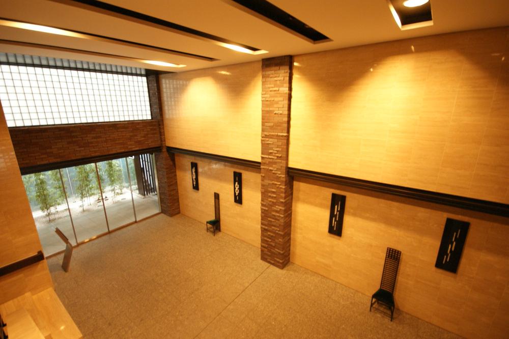Entrance. It is a luxurious entrance.