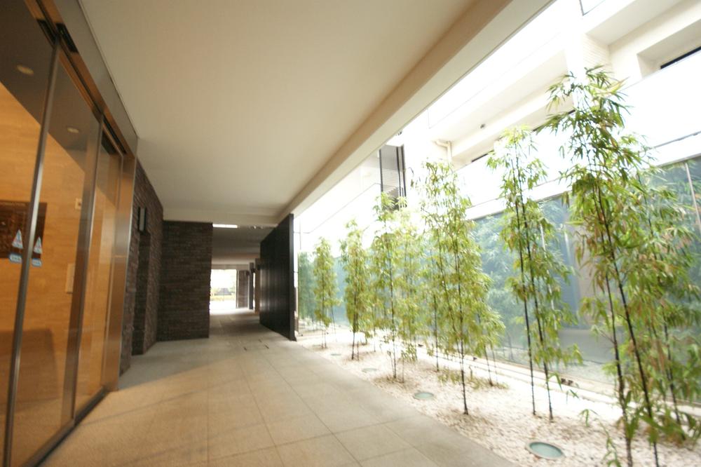 Other common areas. But it will in the corridor extending from the entrance, You go to the dwelling unit with views of the green.