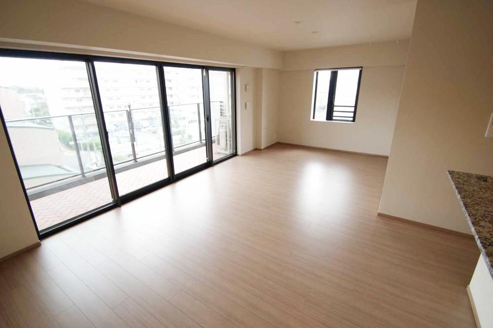 Living. It is living with floor heating. It will be built-in air conditioning.