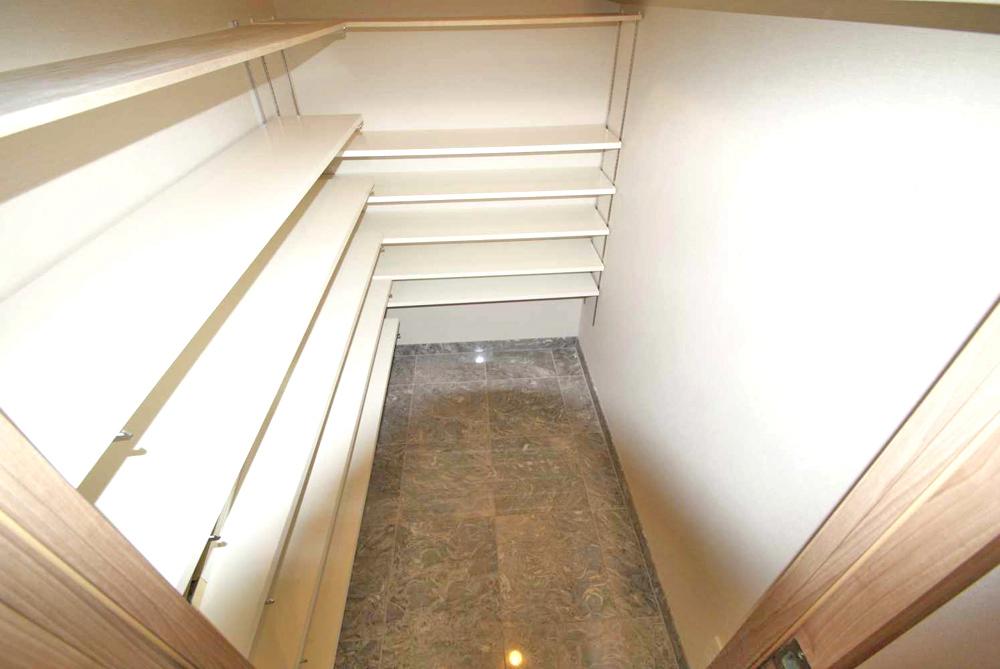Receipt. Please leave if the entrance of the housing. Shoes is with a cloak.