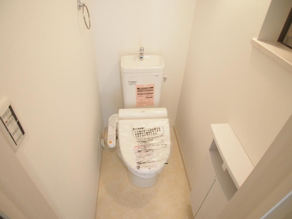 Toilet. Indoor (11 May 2013) Shooting