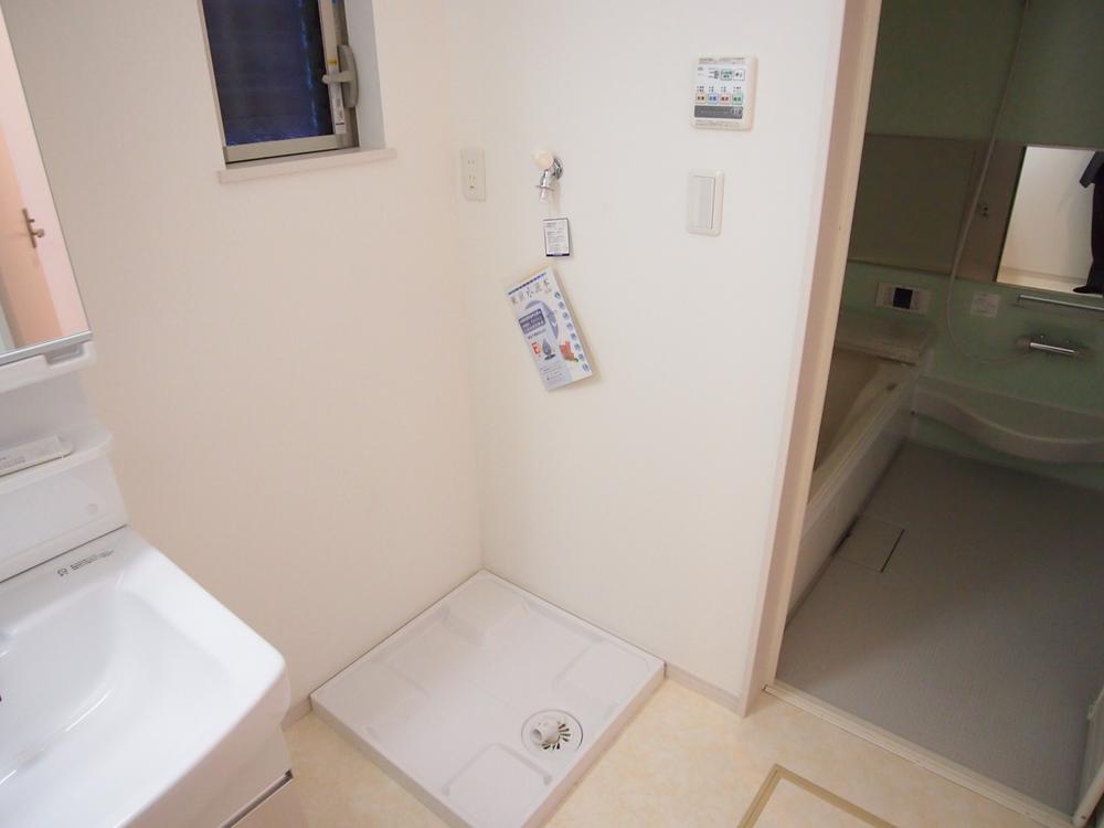 Wash basin, toilet. Indoor (11 May 2013) Shooting